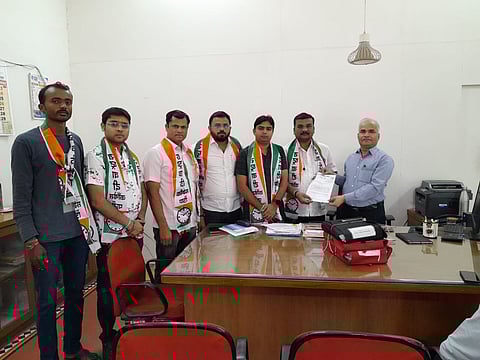 नाशिकरोड : निवदेन देताना रायुकाँचे तालुकाध्यक्ष गणेश गायधनी. समवेत जिल्हा उपाध्यक्ष दिनेश धात्रक, अक्षय कहांडळ,जिल्हा सरचिटणीस गोरख ढोकणे आदीसह पदाधिकारी. (छाया: उमेश देशमुख)