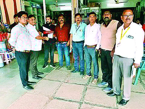 पंचवटी : प्लास्टिक वापरणार्‍या दुकानदारांवर कारवाई करताना संजय दराडे, संजीव रेदासनी आदी अधिकारी व कर्मचारी. (छाया : गणेश बोडके)