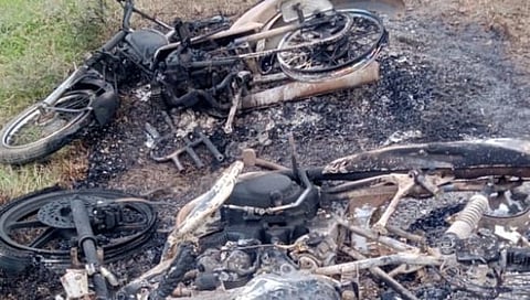 सांगली : जत-चडचण राज्य मार्गावर अपघात; दोन दुचाकी जळून खाक