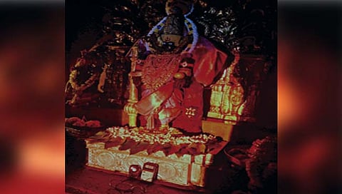 कोल्हापूर : अंबाबाई मंदिर किरणोत्सवाच्या दुसऱ्या दिवशी सूर्यकिरणे देवीच्या गळ्यापर्यंत