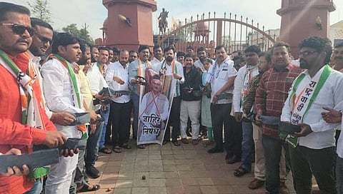 हिंगोली : शिवसेना,राष्ट्रवादी आक्रमक; राज्यपालांच्या प्रतिकात्मक पुतळ्याचे दहन