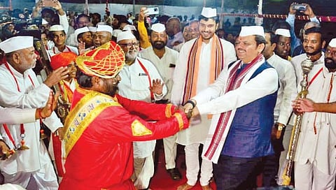 एकमेकांना पाण्यात पाहणारे एकत्र येत आहेत : देवेंद्र फडणवीस