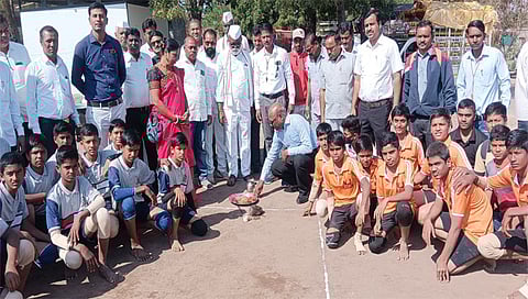 नांदगाव : श्रीफळ वाढवून स्पर्धेस प्रारंभ करताना मान्यवर. 