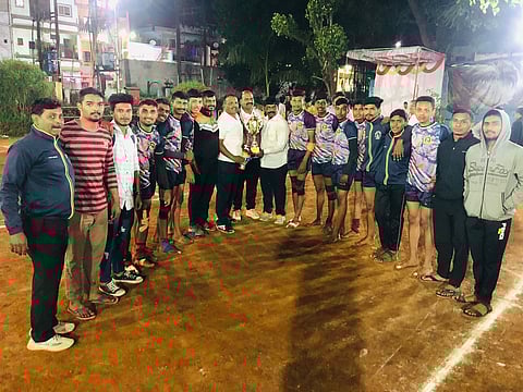 नाशिकरोड : जिल्हा कबड्डी स्पर्धेत दुहेरी यश संपादन करणाऱ्या शिवशक्ती मंडळांच्या विजयी संघातील खेळाडूंचा सत्कारप्रसंगी मान्यवर तसेच खेळाडू. (छाया: उमेश देशमुख) 