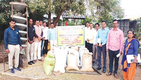मोह : ‘माझा एक दिवस माझ्या बळीराजासाठी’ उपक्रमात शेतकर्‍यांशी संवाद साधताना मोहन वाघ. समवेत महेश वेठेकर, अशोक बागूल, अण्णासाहेब गागरे, रणजित आंधळे आदी.