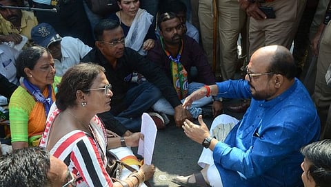 जळगाव : अतिक्रमण प्रश्नी मोर्चेकरी आक्रमक; पालकमंत्र्यांनी रस्त्यावर मांडला ठिय्या