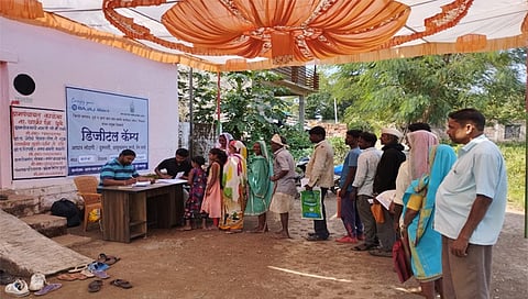 पिंपळनेर : डिजिटल कॅम्पमध्ये आधार कार्ड नाव नोंदणी, नाव दुरुस्ती, आयुष्यमान भारत कार्ड, पॅन कार्ड आदी अपडेट करण्यासाठी ग्रामस्थांनी लावलेल्या रांगा. (छाया : अंबादास बेनुस्कर)