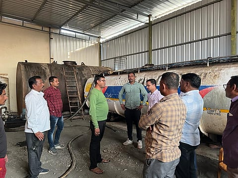 दिंडोरी : जानोरी एमआयडीसी येथे अवैध बायोडिझेल निर्मितीच्या कारखान्यावर कारवाईप्रसंगी ग्रामीण पोलिसांचे पथक व पुरवठा विभागाचे कर्मचारी. (छाया : समाधान पाटील)