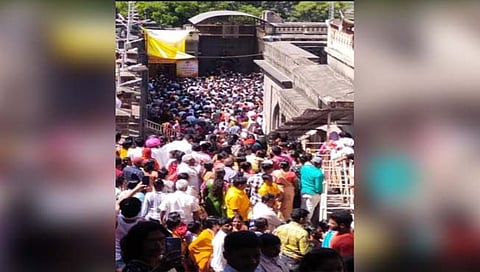 तुळजापूर: दिवाळी सुट्ट्यानिमित्त तुळजाभवानीच्या दर्शनासाठी भाविकांचा महापूर