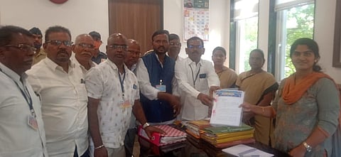 सिडको : औरंगाबाद येथे मुख्य सिडको प्रशासक दीपा मुंडे यांना निवेदन देताना डॉ . अनिल आठवले विनोद भडांगे, बाबासाहेब शिंदे, करुणासागर पगारे ,प्रा. गंगाधर अहिरे, गौतम भालेराव, पांडुरंग आंबुलकर, संपत शिंदे, ,अविनाश कांबळे ,संभाजी सावळे,वामनराव गांगुर्डे,मिलिंद कळवणकर,केदा बच्छाव, संदीप कांकळीज, सदानंद धांडे,मधुकर पवार आदी.