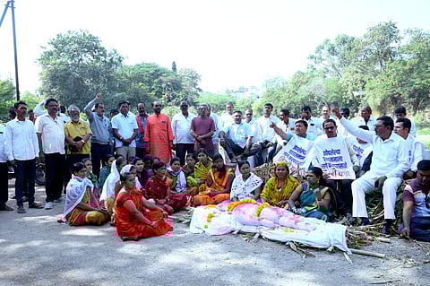 नांदगाव : येथील तिरडी अंदोलनस दरम्यान प्रतिकात्मक अंत्ययात्रेत उपस्थित राहून तीव्र घोषणाबाजी करताना ग्रामस्थ. (छाया: सचिन बैरागी)