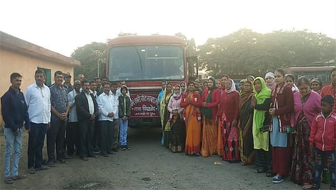 पिंपळनेर : सुरतपर्यंत एस. टी. महामंडळाच्या बसेसद्वारे जाणाऱ्या भाविक-भक्तांच्या बसला भगवंताचे नामस्मरण व सदगुरुंच्या जयघोषाने निरोप देतांना मंडळाचे पिंपळनेर शाखाचे मुख्य जगदीश ओझरकर.