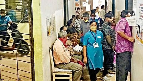 गोवा : आरोग्य केंद्राची इमारत दीड वर्ष धूळखात; पार्किंगच्या जागेत रुग्णांवर उपचार