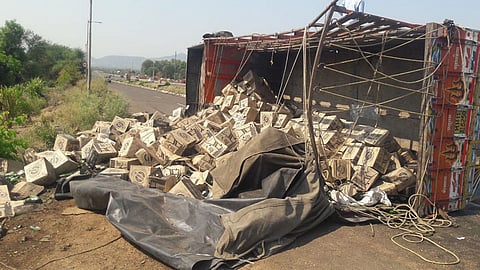 नेवासा : भंगाराचा ट्रक उलटल्याने महामार्ग ठप्प!