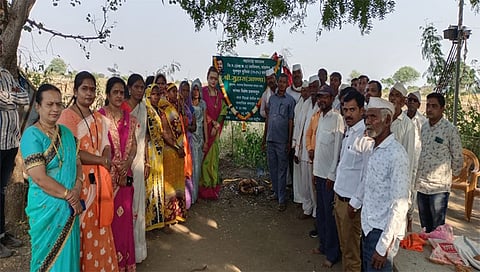 नांदगाव : पिंप्राळे येथे सभामंडप उदघाटनप्रंसगी अंजुम कांदे यांच्या समवेत ग्रामस्थ व पदाधिकारी. (छाया: सचिन बैरागी)