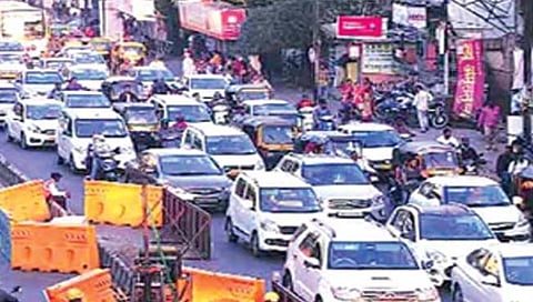 खासगी प्रवासी वाहतुकीला कुणाचे अभय? चाकण पंचक्रोशीतील वाहनधारक त्रस्त