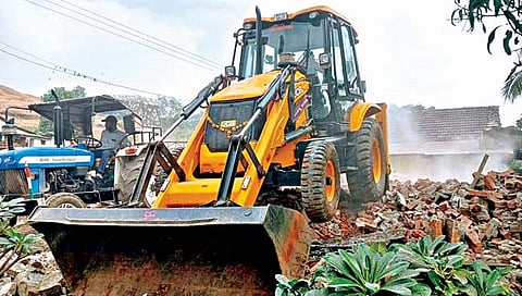 सातारा : वेलंगची प्राथमिक शाळा जमीनदोस्त