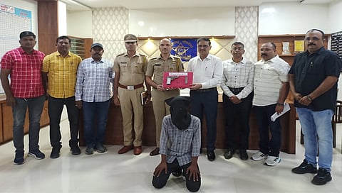 धुळे : दहशत तयार करण्यासाठी गावठी कट्टा बाळगणाऱ्या युवकास ताब्यात घेताना स्थानिक गुन्हे अन्वेषण विभागाचे पथक. (छाया: यशवंत हरणे) 