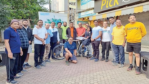 नाशिक : येथील सफाई कामगारास सायकल भेट देताना अरुण पवार, वैभव पवार, माजी आमदार जयंत जाधव आदी.