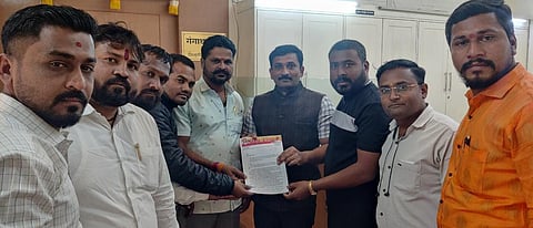 सिडको : निवासी उप जिल्हाधिकारी,अप्पर जिल्हाधिकारी  भागवत डोईफोडे  यांना  निवेदन देताना   आशिष हिरे   योगेश गांगुर्डे, सागर जाधव, दिनेश नरवडे,बंटी पाबळे,ज्ञानेश्वर कोतकर, विशाल घागस आदी. 