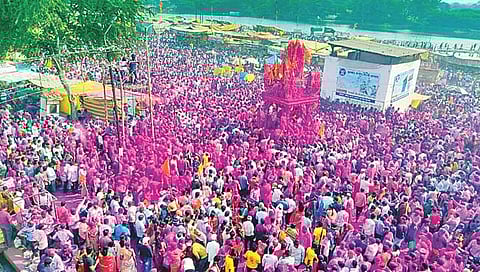 सातारा : ‘सिद्धनाथाच्या नावानं चांगभलं! .. लाखो भाविकांच्या उपस्थितीत रथोत्सव   