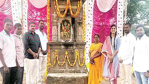 नांदूरशिंगोटे : चासखिंड येथील क्रांतिवीर भागोजी नाईक यांच्या स्मारक स्थळी अभिवादन करताना जिल्हा परिषदेच्या माजी सदस्या सीमंतिनी कोकाटे. समवेत अलका पवार, डॉ. गोपाळ तिवारी, देवराम खेताडे आदी.