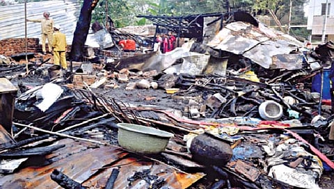 कोल्हापूर : शिवाजी पार्क परिसरात आग; 20 झोपड्या जळून खाक