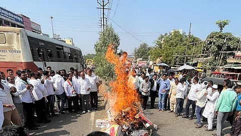 कृषीमंत्री सत्तार यांच्या निषेधार्थ घोषणा देत अंबाजोगाईमध्ये राष्ट्रवादीचे आंदोलन