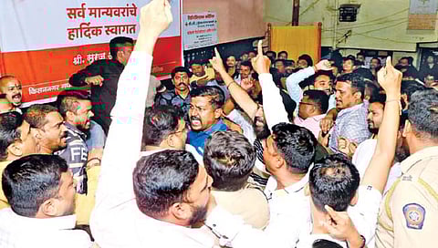 ठाणे : शिंदे – ठाकरे गटात हाणामारी; पदाधिकारी नियुक्तीवरून वाद