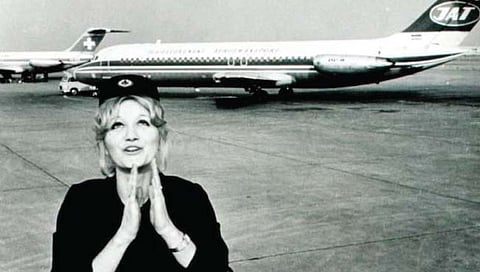 33 हजार फुटांवरून पडूनही ‘ती’ बचावली