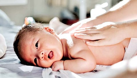 थंडीमध्ये बाळाला आंघोळीपूर्वी करा मालिश, जाणून घ्या फायदे