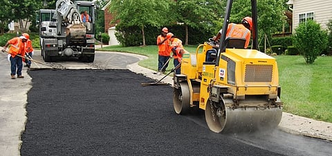 पुणे : डांबरीकरण सुरू करताच खोदाईलाही सुरुवात