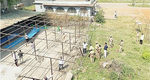 संग्रामदुर्गातील अतिक्रमण काढले; पुरातत्व व चाकण पालिकेची पोलिस बंदोबस्तात कारवाई