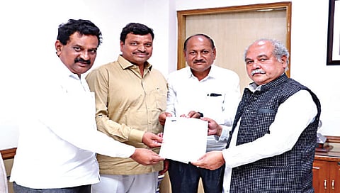 नाशिक : केंद्रीय कृषिमंत्री नरेंद्रपाल तोमर यांना निवेदन देताना महाराष्ट्र राज्य द्राक्ष बागायतदार संघाचे अध्यक्ष शिवाजी पवार, उपाध्यक्ष कैलास भोसले, खजिनदार सुनील पवार आदी.