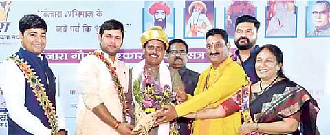 बंजारा गौरव पुरस्कार प्रदान  कार्यक्रमात डावीकडून प्रा. डॉ. संयोजिता नाईक, मोहन राठोड, माजी न्या. एन. के. चव्हाण, गौरव गौतम, संतोष पवार आदी.