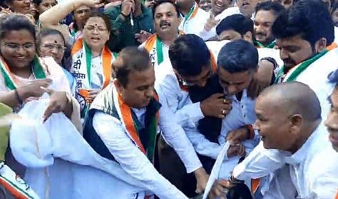 राष्ट्रवादी काँग्रेसचे पुण्यात जोरदार आंदोलन; डमी राज्यपालांचे फेडले  धोतर