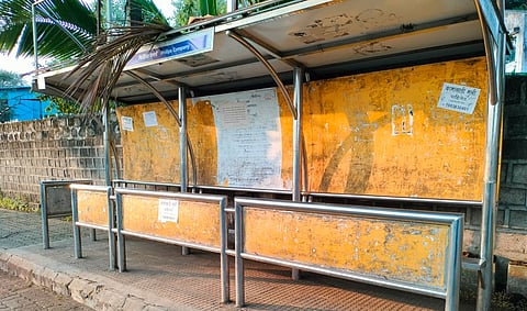 पुणे : बस थांब्यावर शेड काढल्याने हाल