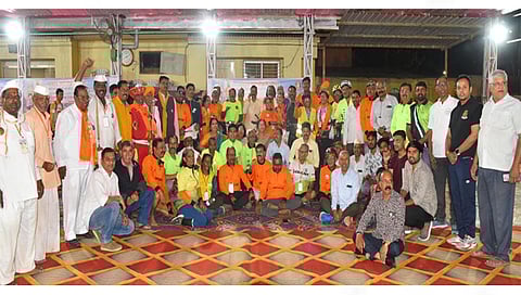 नाशिक: पंढरपूर ते पंजाबमधील घुमान रथयात्रा व सायकलवारीचे तुपसाखरे लॉन्सवर स्वागत करताना संजीव तुपसाखरे व मान्यवर.