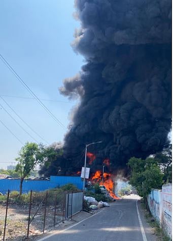 पुणे: वडगावशेरीमध्ये भंगारच्या गोडाऊनला भीषण आग