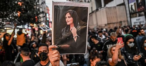 Iran protests : हिजाबविरोधी आंदोलन : इराणमधील कोर्टाने तीन दिवसांत दोघांना सुनावली फाशीची शिक्षा