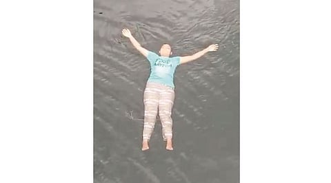 पारगाव : पाण्यावर दीर्घकाळ तरंगणारी जलपरी : वैष्णवी वाघ