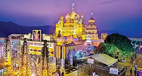 जेजुरी गडावर चंपाषष्ठी उत्सव सुरू; मंदिराला विद्युत रोषणाई