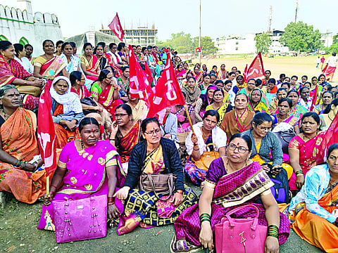 सिडको : जिल्हा परिषद कार्यालयासमोर ठिय्या आंदोलन करताना अंगणवाडी कर्मचारी. (छाया : राजेंद्र शेळके)