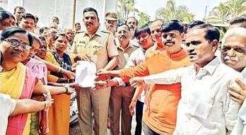 माळेगाव येथे अवैध धंद्यांविरोधात एल्गार; महिला व सामाजिक कार्यकर्ते आक्रमक