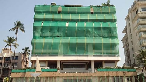 मुंबई : अधीश बंगल्यातील अनधिकृत बांधकामवर पडला राणेंचाच हातोडा!