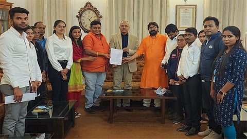 नाशिक : कुलगरू डॉ. कारभारी काळे यांना निवेदन देताना अजिंक्य गिते, तुषार दोंदे, शशी उन्हवणे, सुनील निरभवणे, शाकीर कुरेशी, सोनाली कुमावत, कोमल गोळे, मंजूषा पवार आदी.