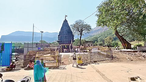 त्र्यंबकेश्वर : संतश्रेष्ठ निवृत्तिनाथ संजीवन समाधी मंदिराचे प्रसाद योजनेंतर्गत सुरू असलेले नूतनीकरण.