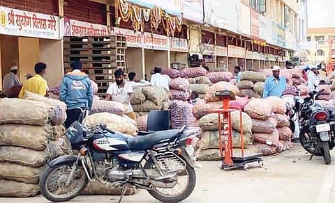 चाकण : कांदा, बटाट्याची आवक घटली; कार्तिकीमुळे रताळ्यांची मोठी आवक