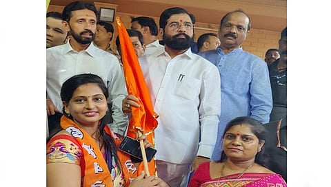 मुंबई : मुख्यमंत्री एकनाथ शिंदे यांच्या उपस्थितीत प्रवेश करताना पूजा तेलंग. 