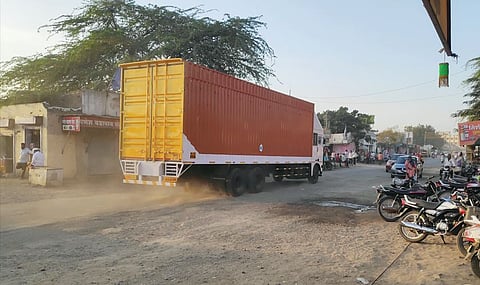 सावधान! नागरिकांनो धुळीपासून रहा सावध; कर्जत शहरात अनेकांना जडलाय श्वसनाचा आजार